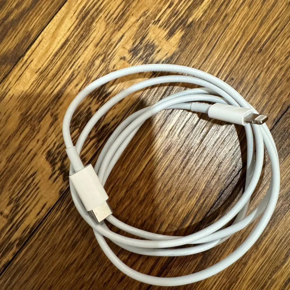 Apple, USB-C to Lightning Cable (1 m) x 4 (one brand new, 3 perfect condition)